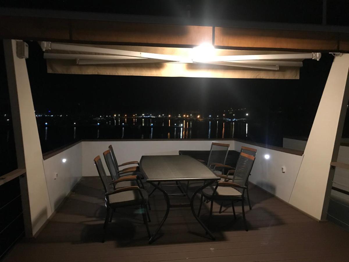 Floating House Varoni Pula Exterior photo